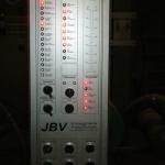 Vista frontal do painel eletrônico JBV na prensa SACMI 680t